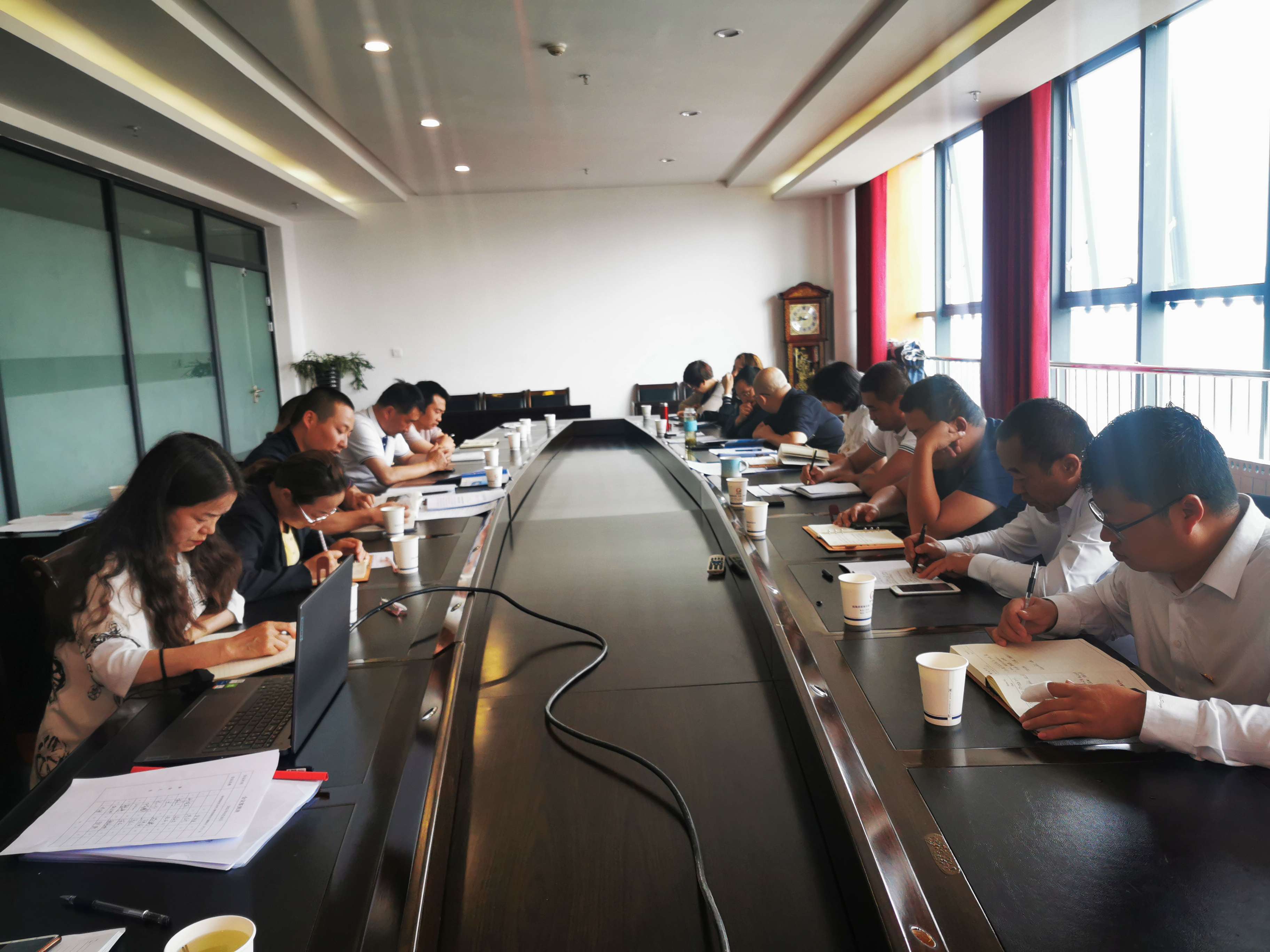 7.6集團公司黨委召開中心組（擴大）學習會  程彩琳 攝.jpg