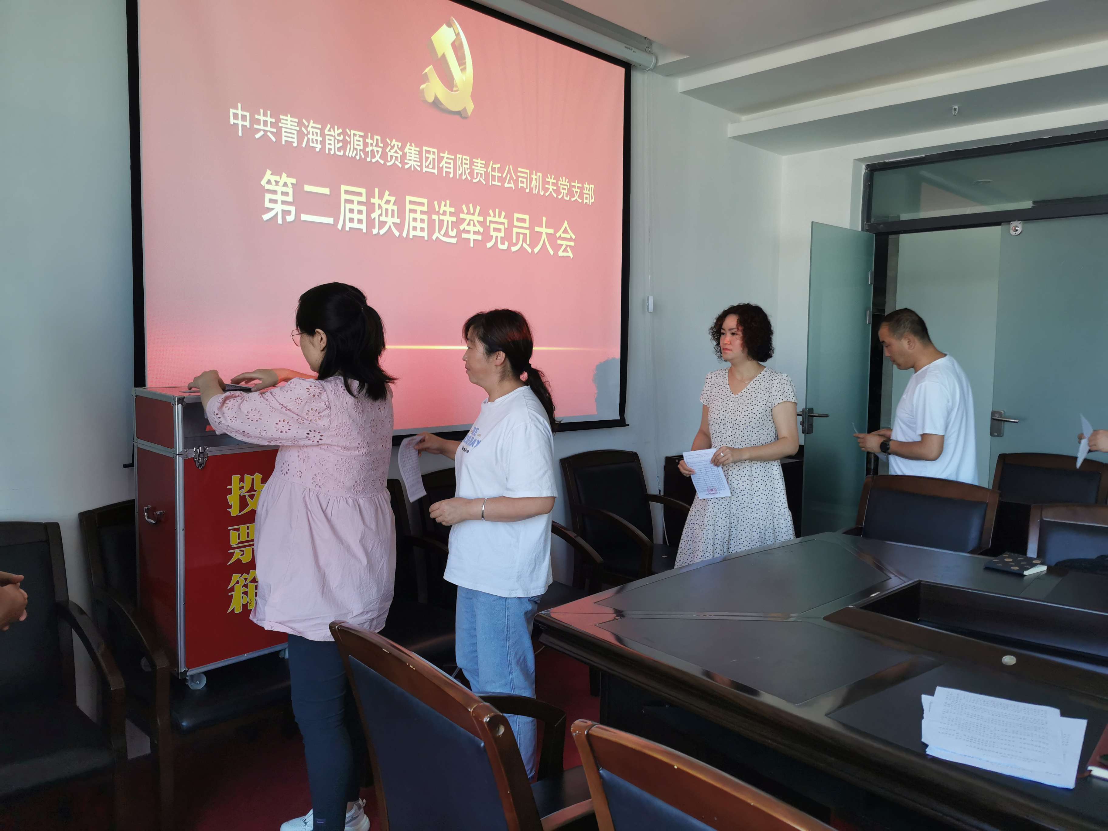 進(jìn)行無記名投票   程彩琳  攝.jpg