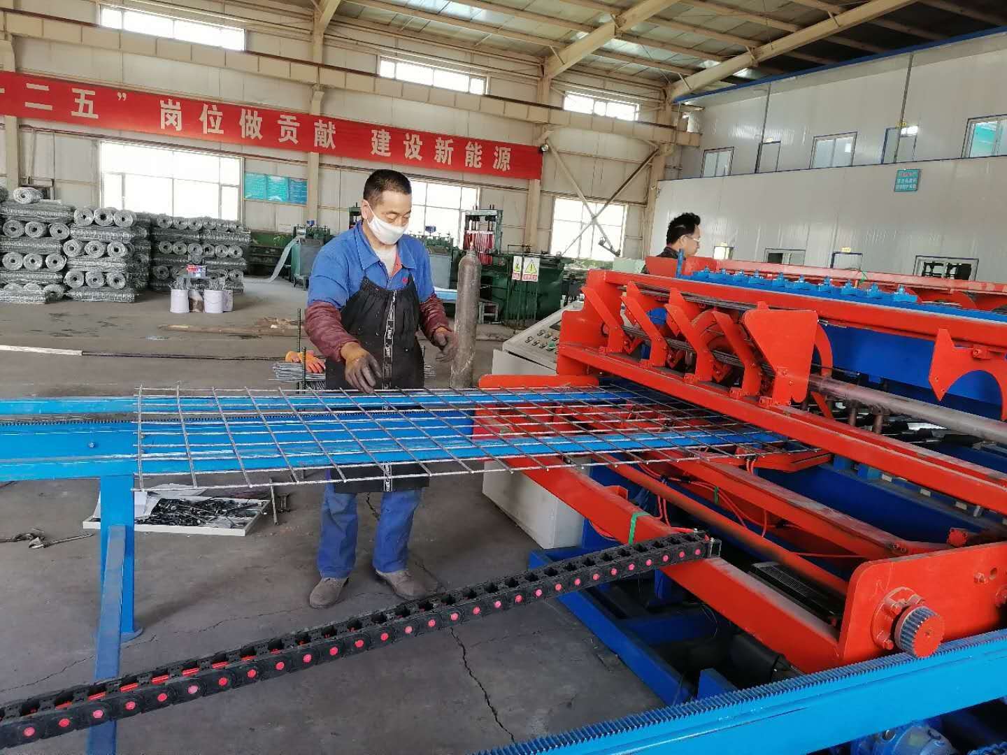 民意公司自動布料焊網機投入生產   張德軍攝.jpg