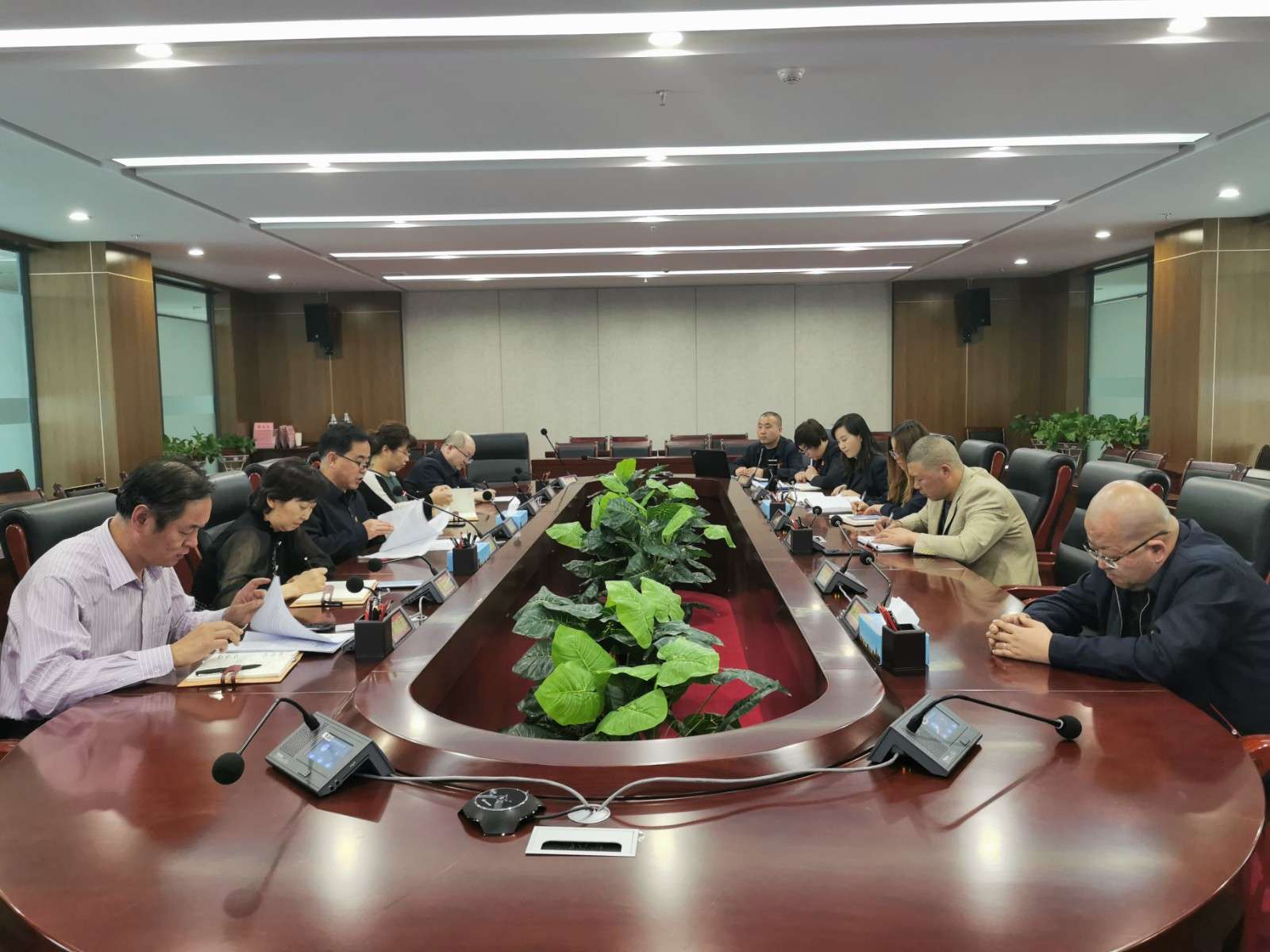 能投集團(tuán)黨委召開中心組學(xué)習(xí)（擴(kuò)大）會議  程彩琳  攝.jpg