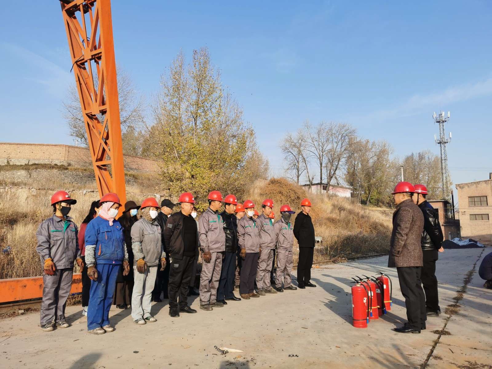 邀請物業保衛科進行消防器材滅火講解現場  程彩琳攝.jpg