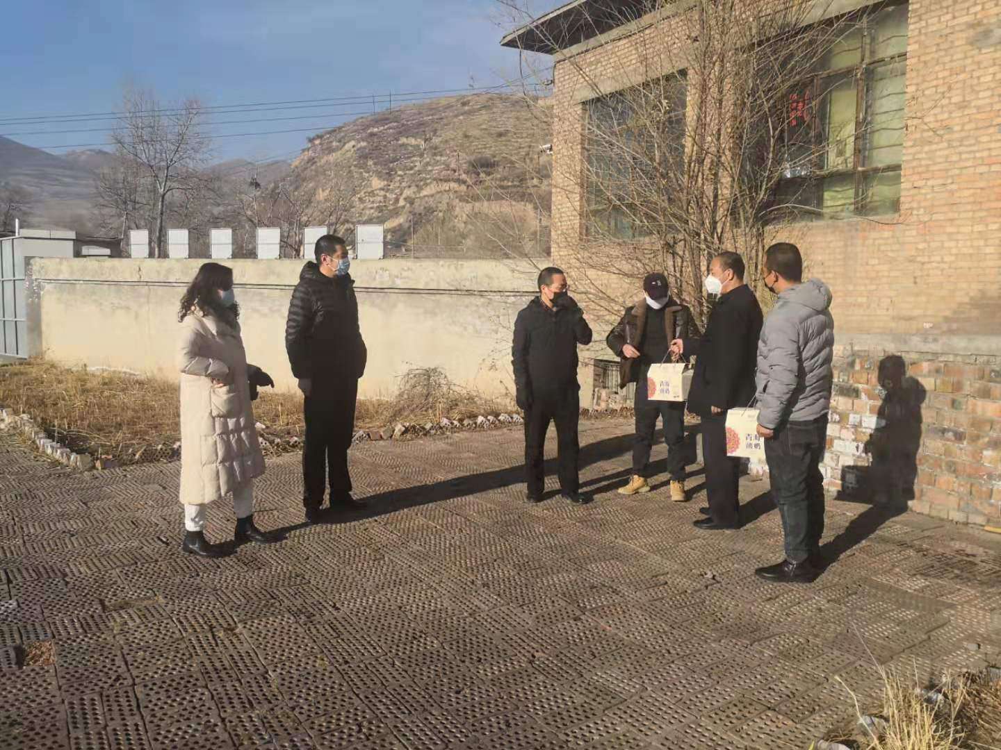 疫情期間慰問堅(jiān)守崗位一線員工  程彩琳攝.jpg