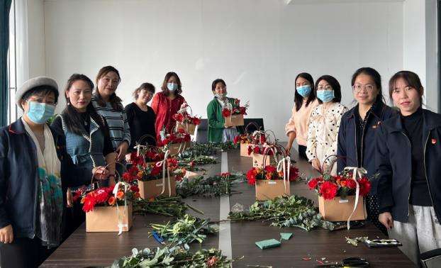 集團(tuán)公司開展慶“三八”團(tuán)體手工插花活動(dòng).jpg